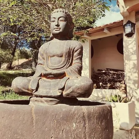 With Pool In The Mountains. Hébergement de vacances